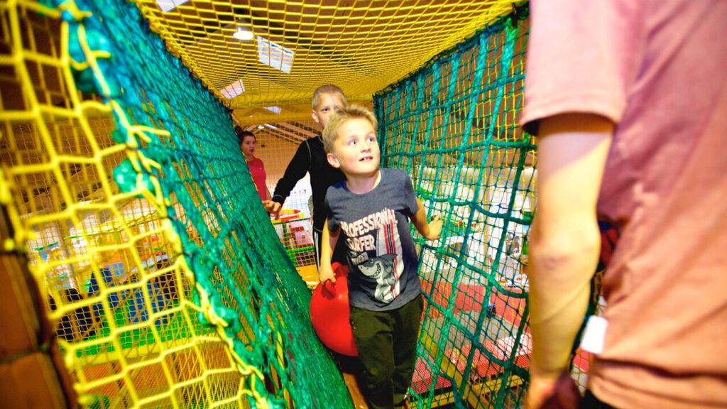 Barn som leker på lekeplassen i Bork Legeland