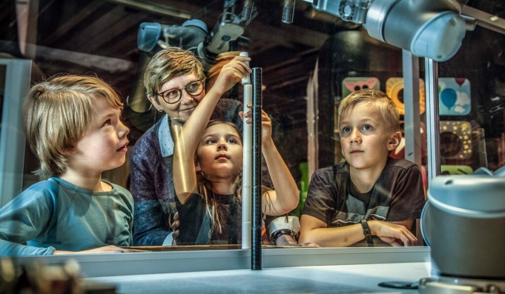 Barn som leker på experimentariet i København