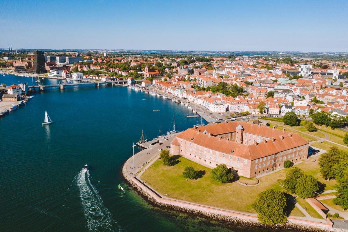 Luftfoto av Sønderborg slott og havn