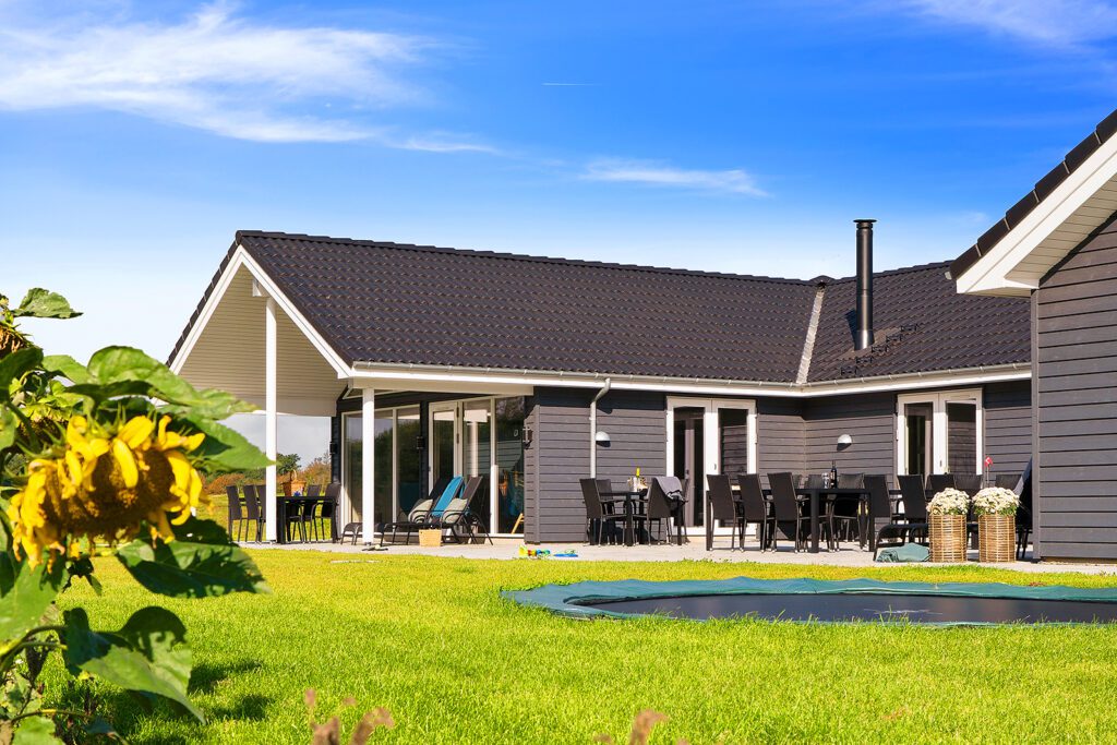 Sommerhus set fra haven