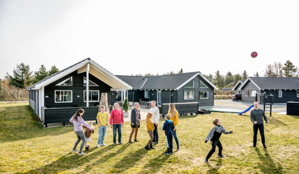 Hele familien i et feriehus i Danmark