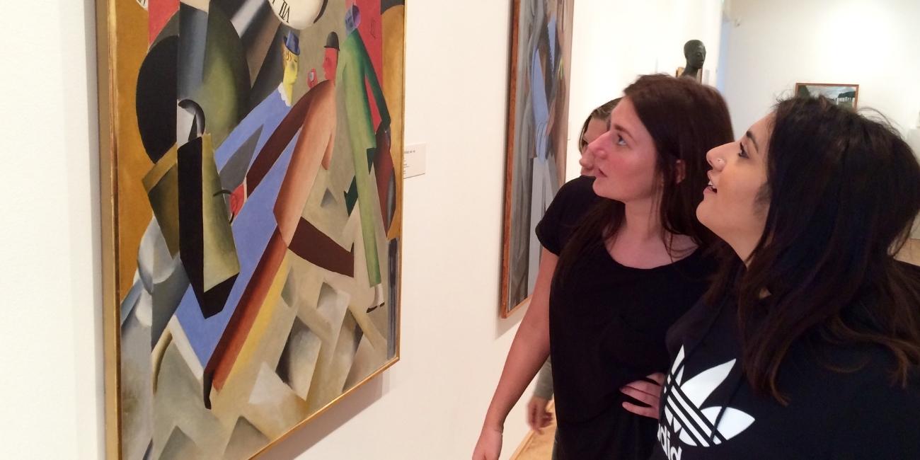 Maler ved fuglesangens kunstmuseum