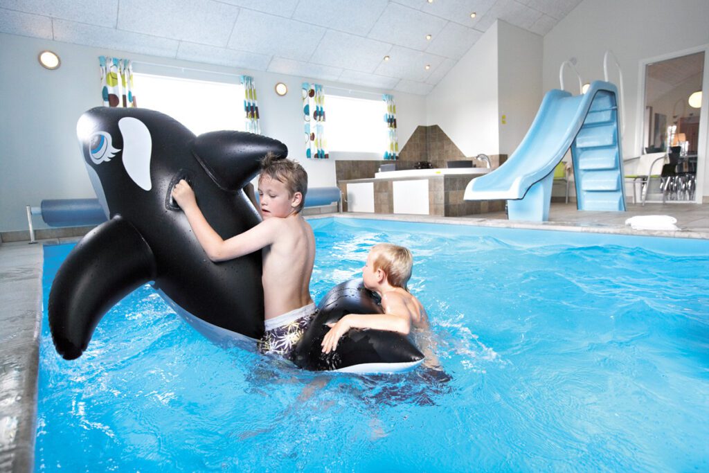 Barn som leker i bassenget