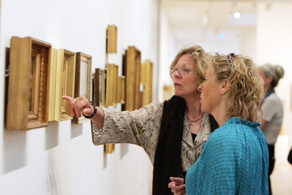 Maler ved fuglesangens kunstmuseum