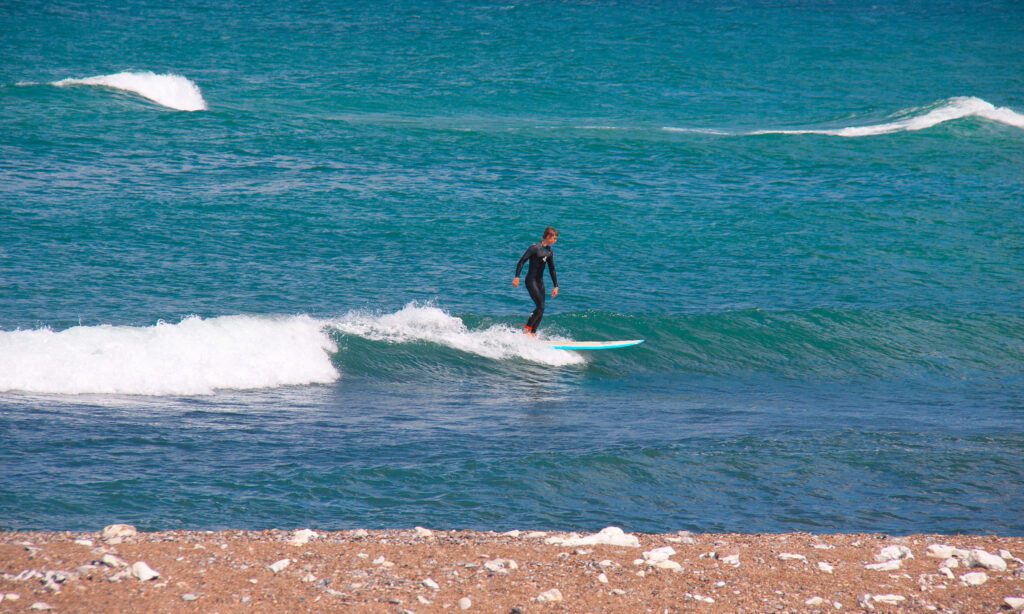 surfing i Klitmøller i Danmark