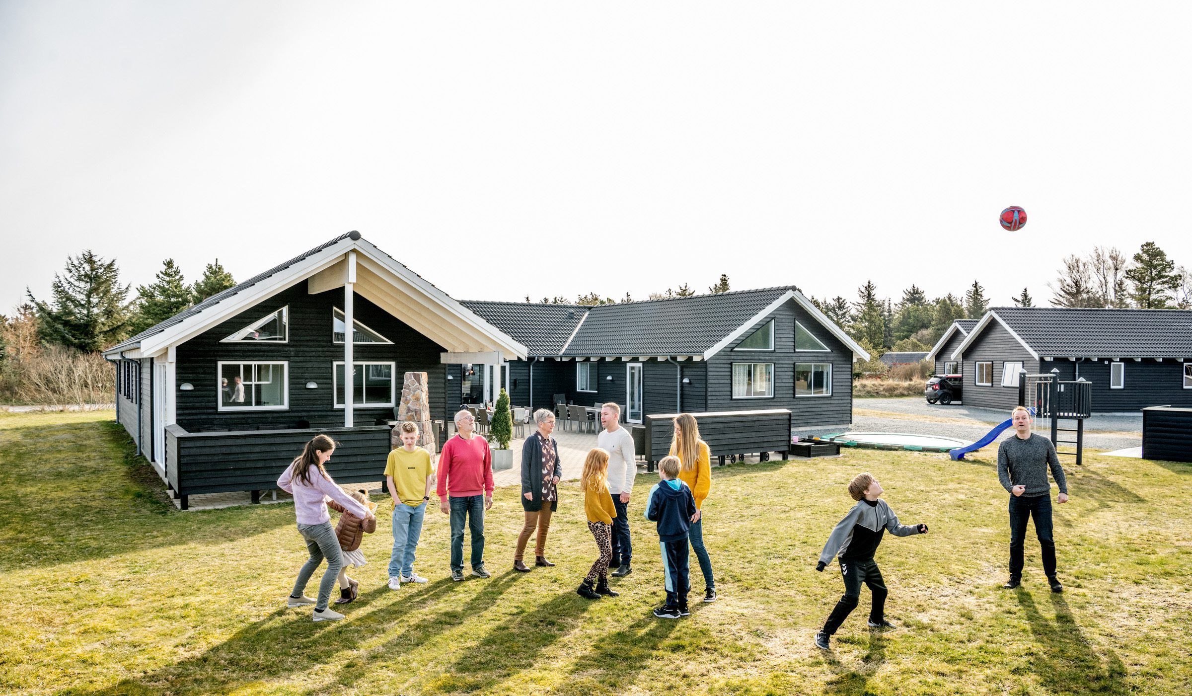 familie i sommerhus