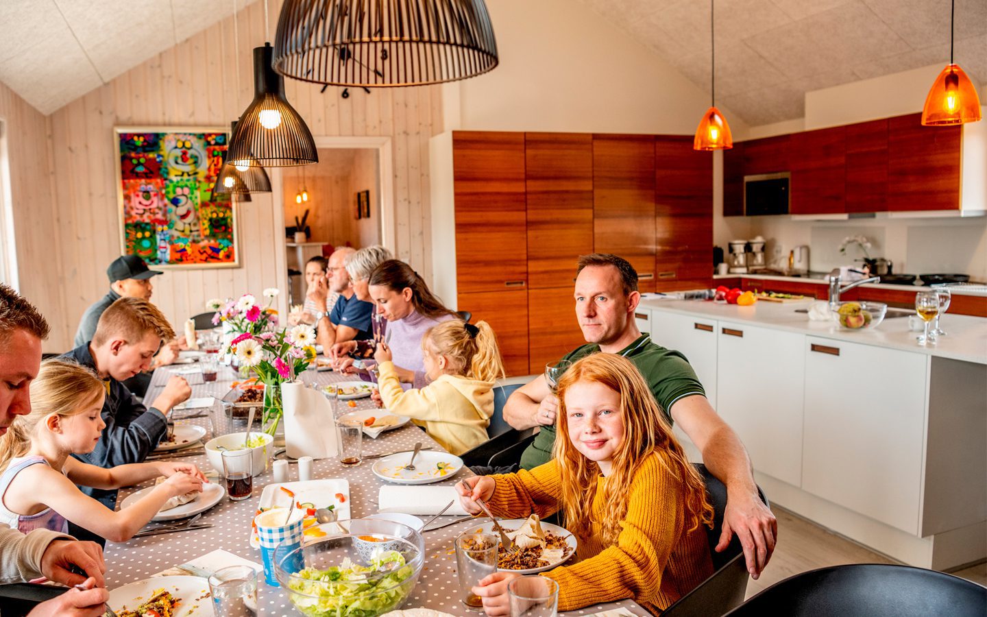 Hygge ved morgenmadsbordet med familien
