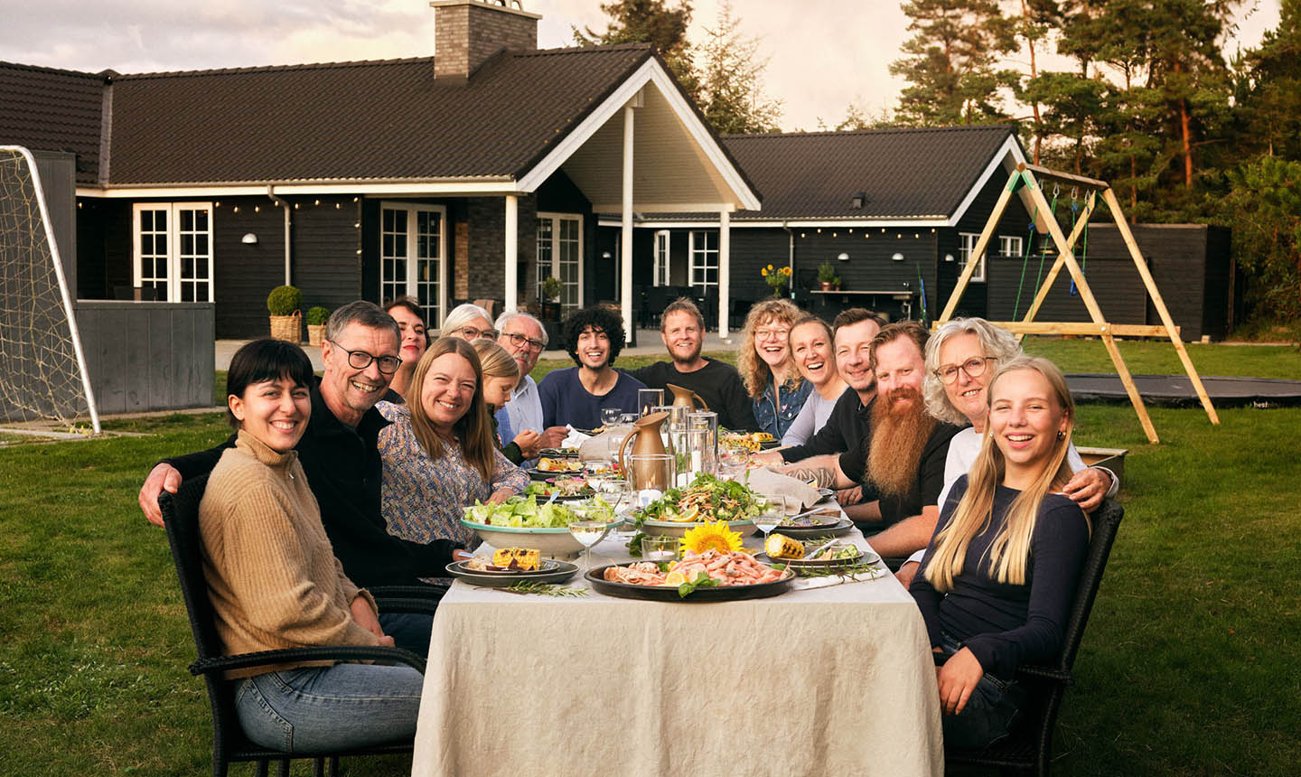 Familien samlet ved bordet