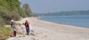 Barnevennlig sandstrand i Diernæs med rolig vann